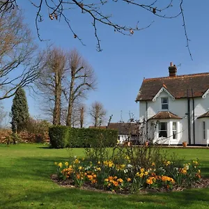 Деревянный коттедж Hookwood London Gatwick